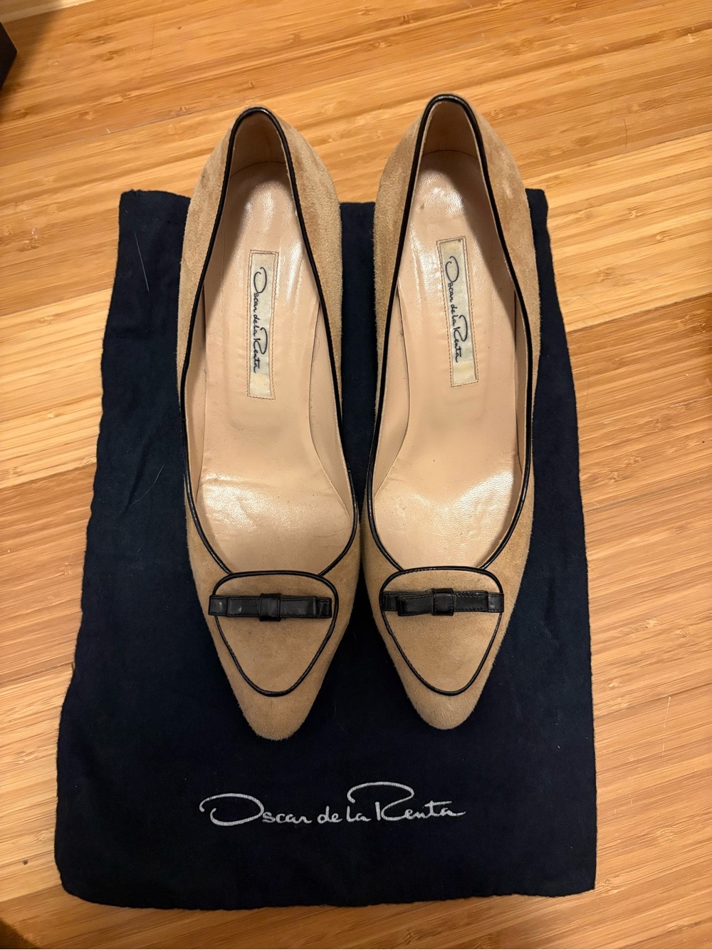 Oscar de la Renta Y2K pointy beige bow heels